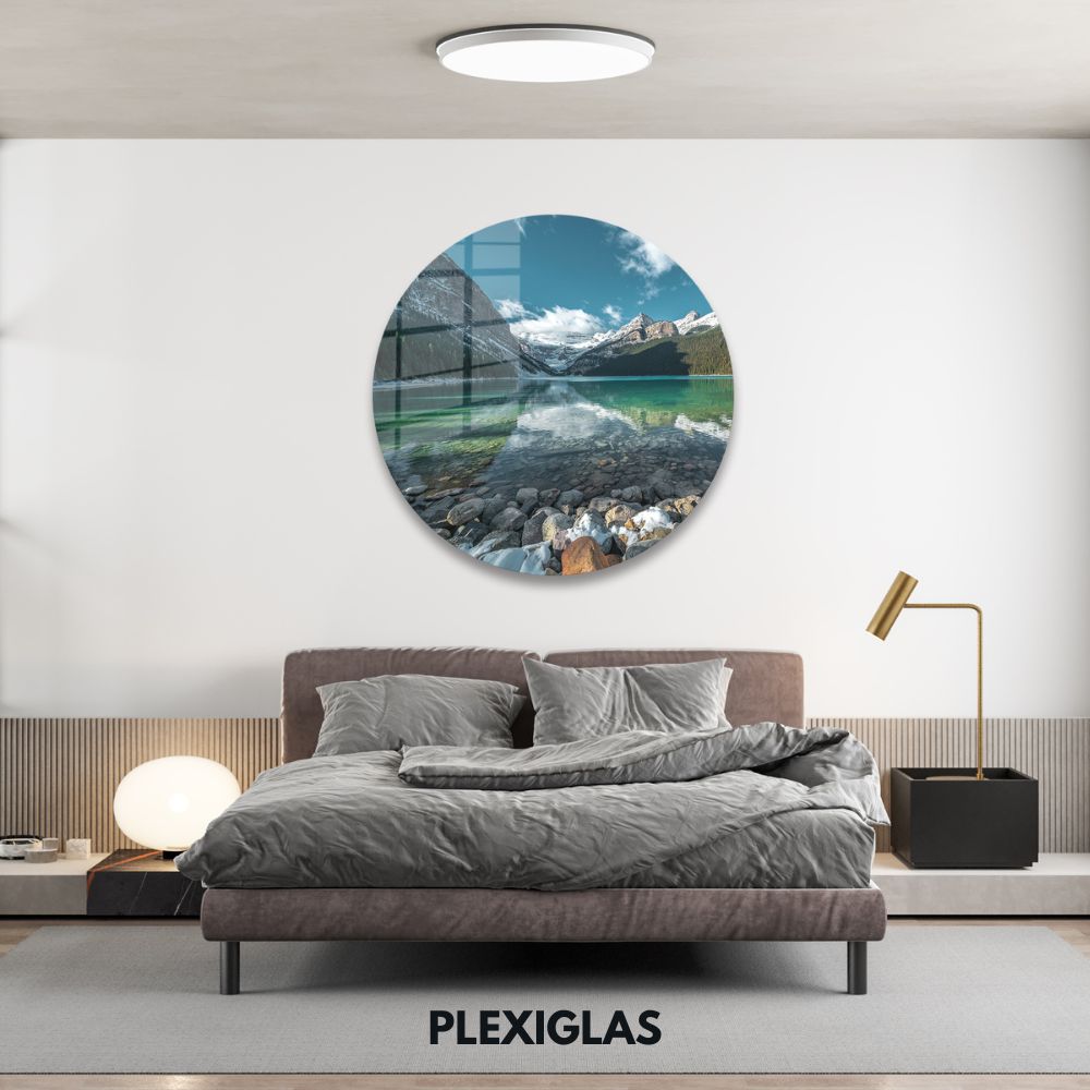 plexiglas-muurcirkel-turquoise-water-met-bergen-slaapkamer