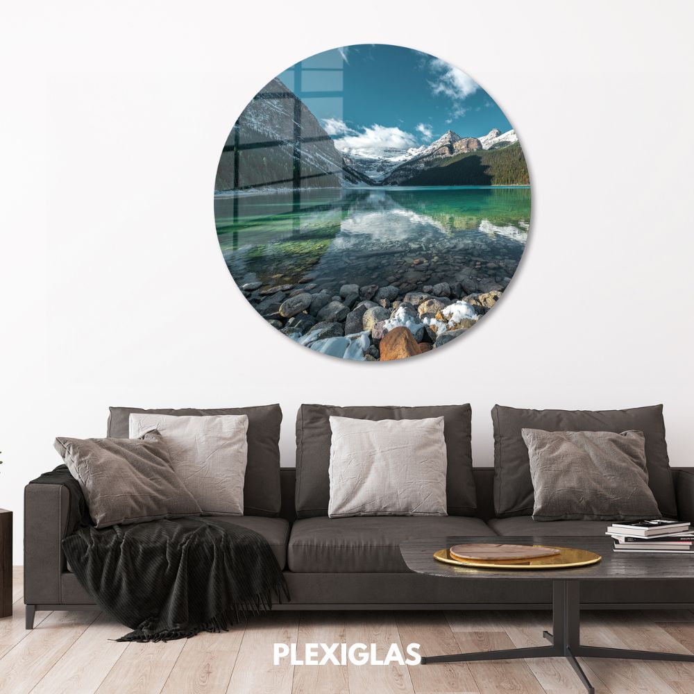 plexiglas-muurcirkel-turquoise-water-met-bergen-woonkamer